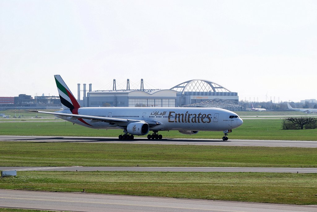 Die Boeing 777-300 A6-EMT von Emirates in Hamburg Fuhlsbttel am 10.04.11