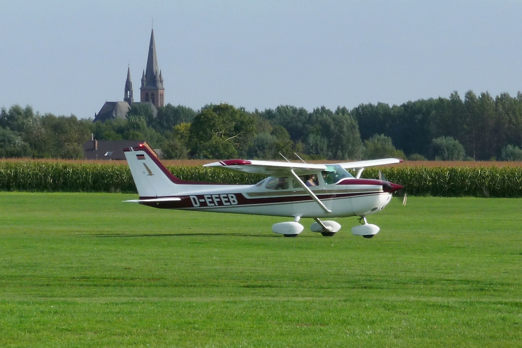 Die Cessna 172 Skyhawk II D-EFEB startet auf dem Flugplatz Niershorst am 11.9.2010
