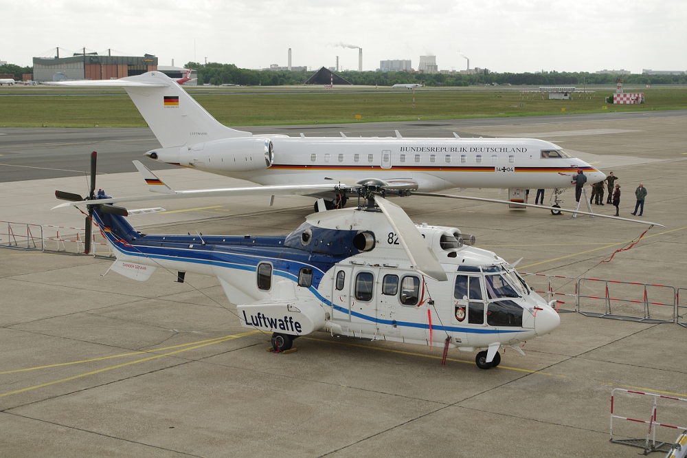 Die Cougar 82+02 der Flugbereitschaft in Berlin-Tegel. Im Hintergrund die neue Global 5000 14+04.
Whrend des Familientages in Berlin-Tegel am 12.05.2012