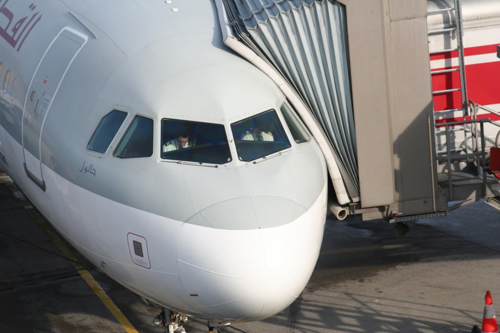 Die Crew des Qatar Airways A 320-232 A7-ADD bei den Startvorbereitungen auf dem Flughafen Berlin-Tegel am 01.11.2009