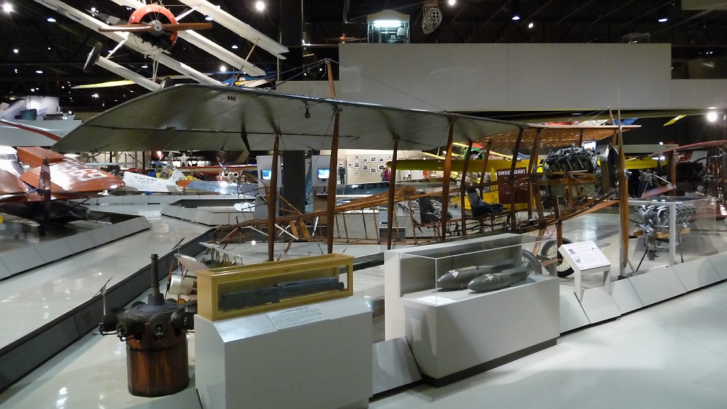 Die Curtis  Jenny  war das erste in Groserie gebaute Flugzeug Amerikas. Insgesamt wurden etwa 6000 Stck produziert, davon 2700 der hier zu sehenden  Jenny JN4-D . Zur Pilotenausbildung entworfen, dienten in der U.S. Army Air Service diese Maschinen auch zu allen anderen Einsatzformen.
Auch diese  Jenny  ist ein Scheunenfund, wurde jedoch nie fertig gestellt, so dass die Struktur des Rumpf gut zu erkennen ist.
Zu sehen im EAA Museum Oshkosh, WI (3.12.10). 