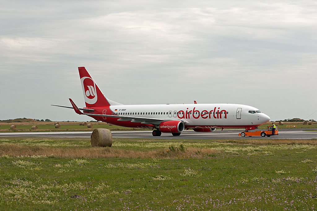 Die D-ABBF wurde am 1. August 2009 von der Vorfeldpostion am Terminal 1 des Flughafen Sylt zum Taxiway mit Hilfe des Vorfeldschleppers gepusht.