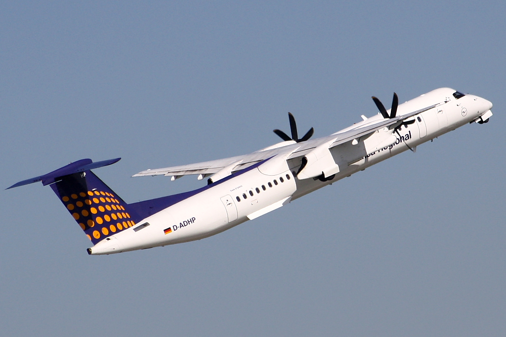 Die  D-ADHP  der Augburg Airways, eine De Havilland Canada DHC-8-402Q, bei einem steilen Start in Stuttgart-Echterdingen am 10. Oktober 2010