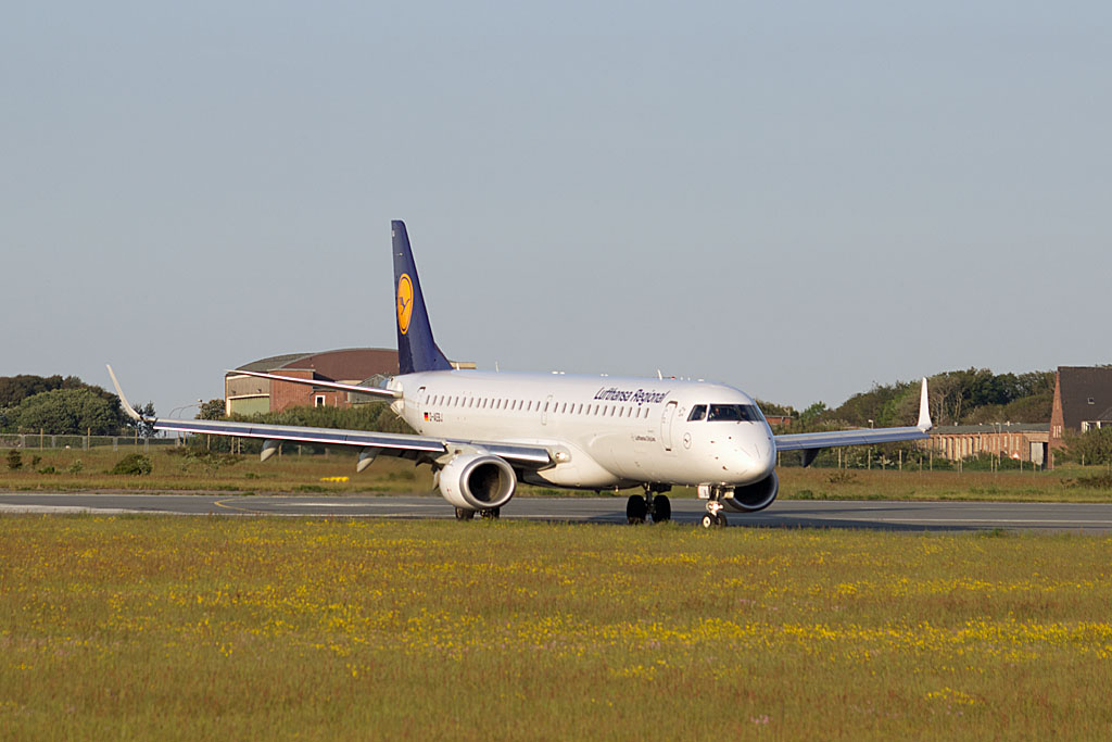 Die D-AEBJ rollte am Abend des 27. Mai 2012 zum Terminal 1 des Flughafens des Insel Sylt, als die Embrear aus Mnchen kam.