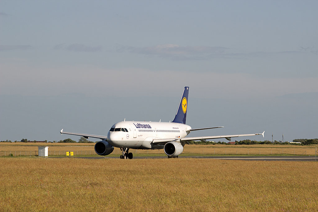 Die D-AIBA rollte am 1. Juli 2012 vom Terminal 1 des Flughafen Sylt kommend zur Runway, um nach Berlin-Tegel zurck zu fliegen.