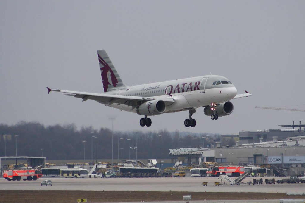 Die Erstlandung einer Qatar Airways-Maschine in Stuttgart am 6. Mrz 2011. Unter dem Flugzeug erkennt man auf dem Foto auch die Flughafenfeuerwehr, die den Airbus A319 nach dem Ankommen nach alter Tradition mit Wasser besprhte.