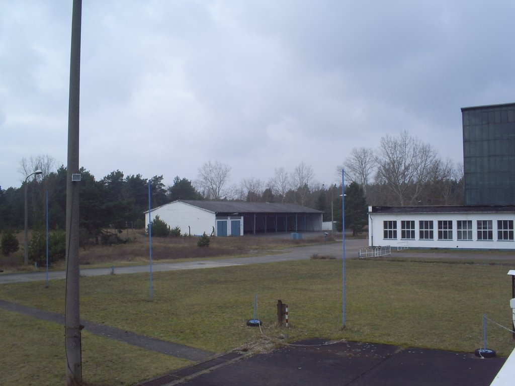 Die Fahrzeughalle hinter dem grossen Hangar. (14.02.08)