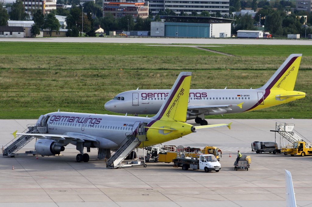 Die Germanwings-Airbusse D-AKNQ und D-AKNV auf dem Stuttgarter Flughafenvorfeld am 6. September 2010