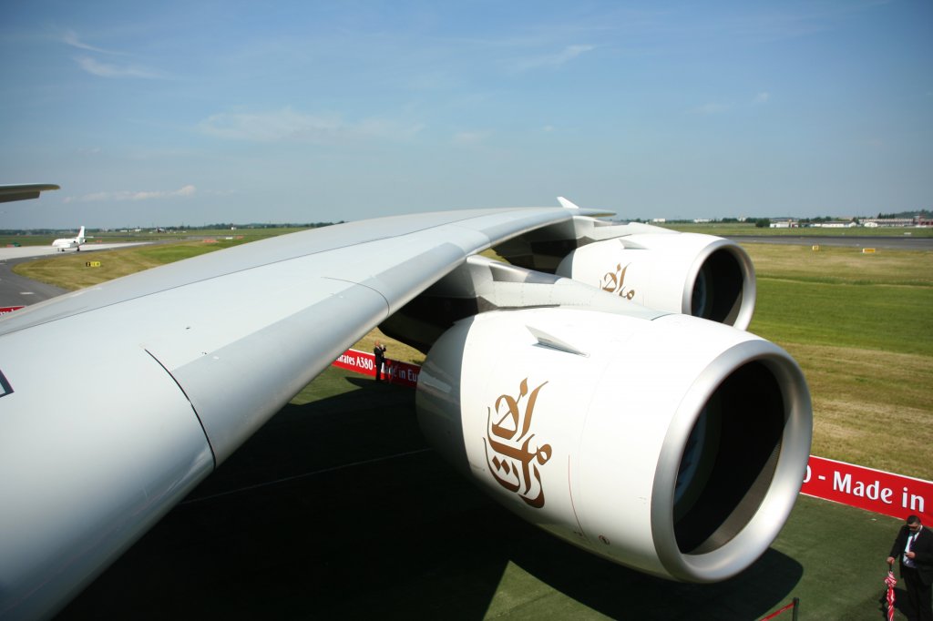 Die gigantische linke Tragflche des Emirates A 380-861 A6-EDJ am 09.06.2010 auf der ILA in Berlin-Schnefeld