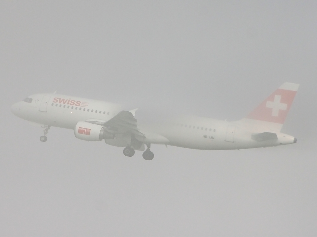 Die HB-IJN beim Take-off in Zrich, der Start mitten im morgendlichen Nebel...
Doch fr den A320 ist das kein Problem, aufgenommen am 20.10.2012 