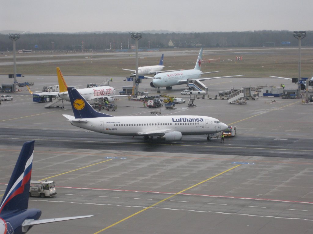 Die  Hof  in Frankfurt. Es ist eine Boeing 737-300 der Lufthansa (Aufnahmedatum war der 6. Februar 2010)