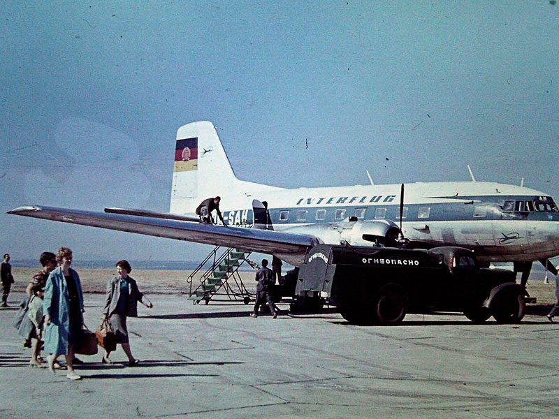Die IL14 DM-SAH der Interflug (in Farbgebung Lufthansa der DDR) mit Tankfahrzeug in Bourgas (Burgas), Bulgarien in den 1960er Jahren (Scan vom Dia)
