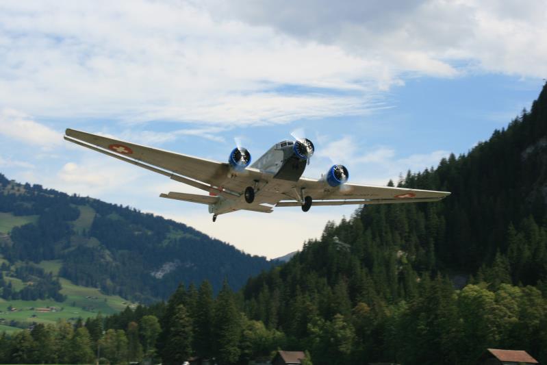 Die Ju-52 HB-HOT gewiint langsam an Hhe. Saanen, 11.09.2011