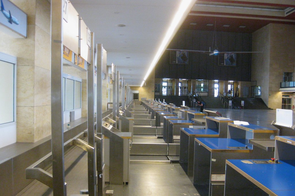 Die leeren, verlassenen Schalter am ehemaligen Tempelhof Airport.     Am 30. Oktober 2008 musste er seine Tore leider fr immer schlieen. Das Foto stammt vom 10. September 2009 
