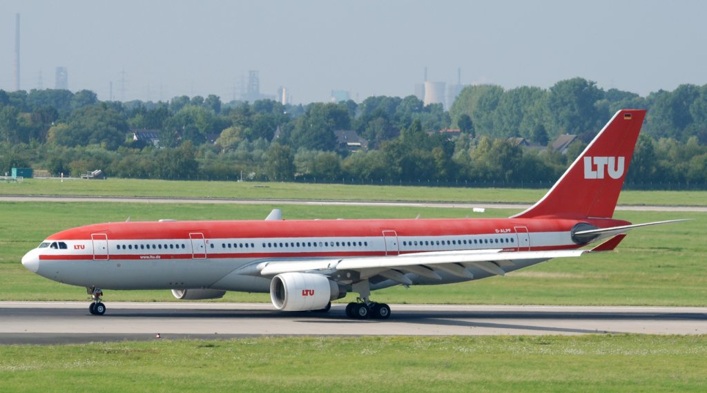 Die letzte ihrer Art am letzten Tag in LTU-Farben. D-ALPF (Airbus A330-223) rollt das letzte Mal von der Start-/Landebahn 05R/23L in Dsseldorf. Heute ist die Maschine in den Farben der LTU-Mutter Air Berlin unterwegs.