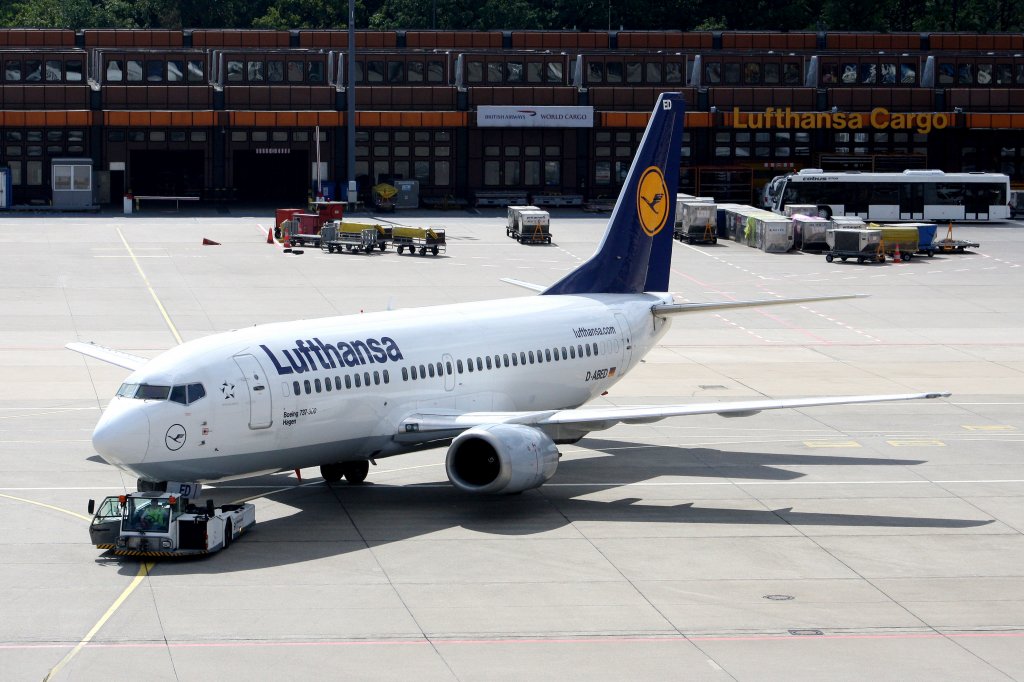 Die Lufthansa-Boeing 737-300 mit Registrierung D-ABED beim Push-back in Berlin-Tegel am 19. August 2010
