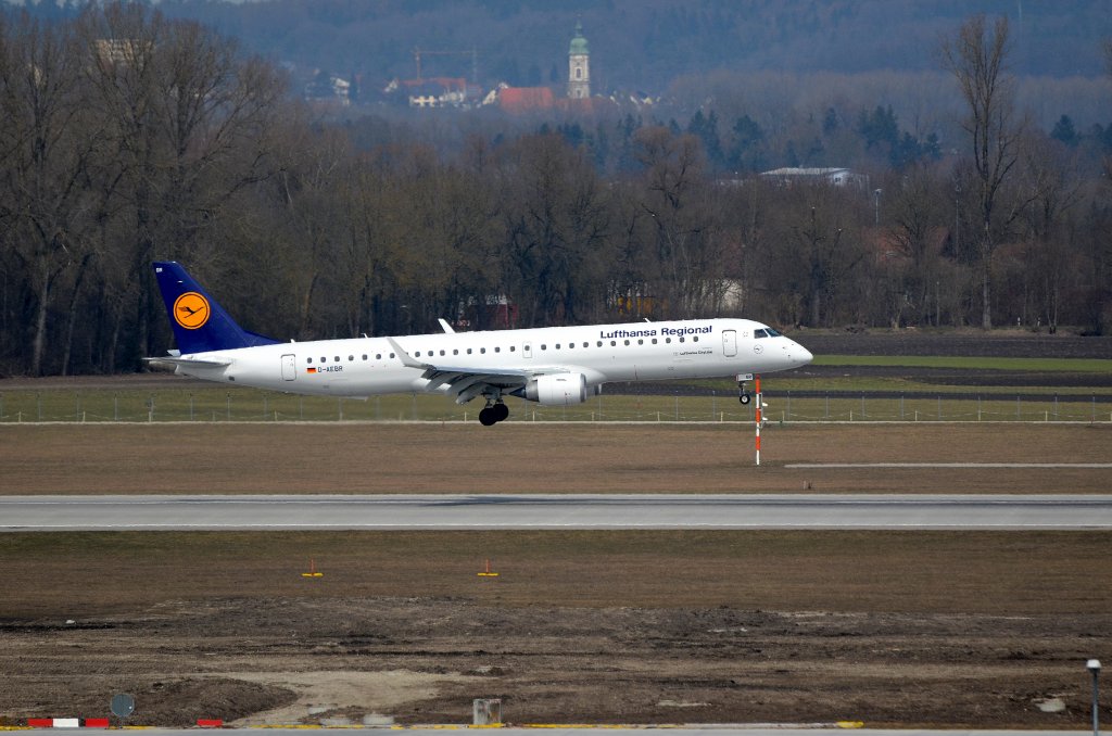 Die Lufthansa Regional(City Line)Embraer 190LR D-AEBR bei der Landung in Mnchen am 08.04.13