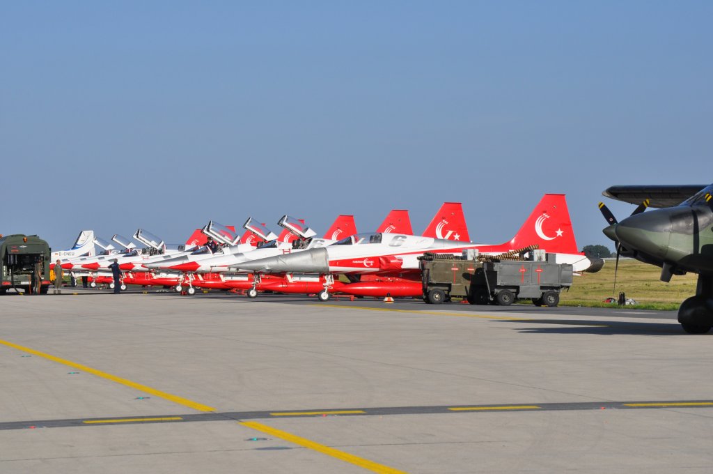 Die Sterne der Trkei nach ihrer Flugshow zurck am Boden bei derf ILa 2012 am 16.09.2012