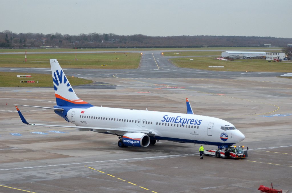 Die SunExpress Boeing 737-800 TC-SUU aufgenommen beim Pushback in Hamburg Fuhlsbüttel am 08.12.11