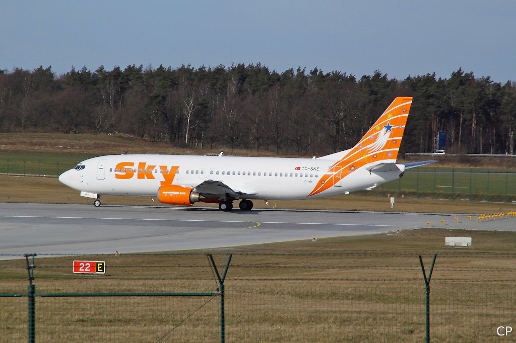 Die TC-SKE, eine 737-400 der Sky Airlines, auf der Startbahn in Dresden. Ziel von Flug SHY 612 ist Antalya. (27.2.2010)