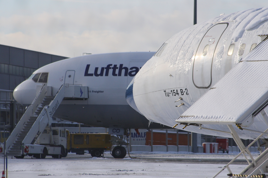 Die Trainings-Tupolev TU-154 der Flughafenfeuerwehr Stuttgart und die Lufthansa Cargo-Mc Donnell Douglas MD-11F D-ALCO auf dem Frachtarealvorfeld in Stuttgart am 18. Dezember 2010