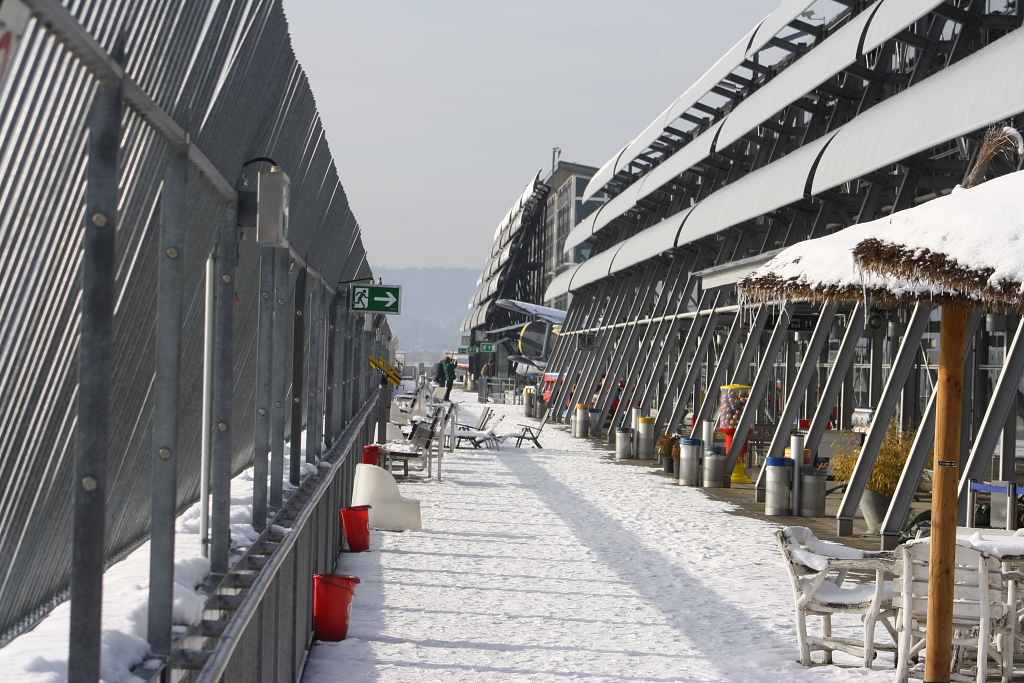 Die winterliche Besucherterasse des Flughafen Stuttgart (28.11.10)