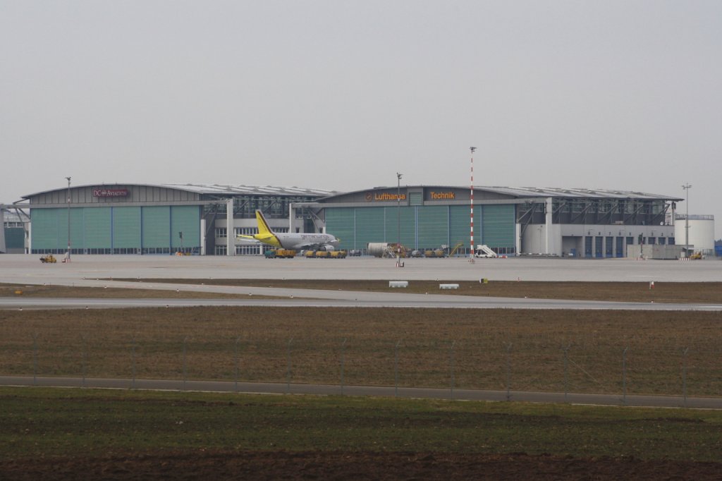 Die zwei Hangars vom Flughafen Stuttgart. Der linke ist von Dc Aviation und der rechte von Lufthansa Technik (12.02.11)