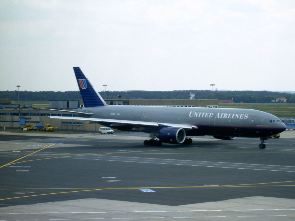 Diese Boeing 777-200ER der United Airlines rollt am 27. Mai 2004 in Frankfurt am Main zur Startbahn.