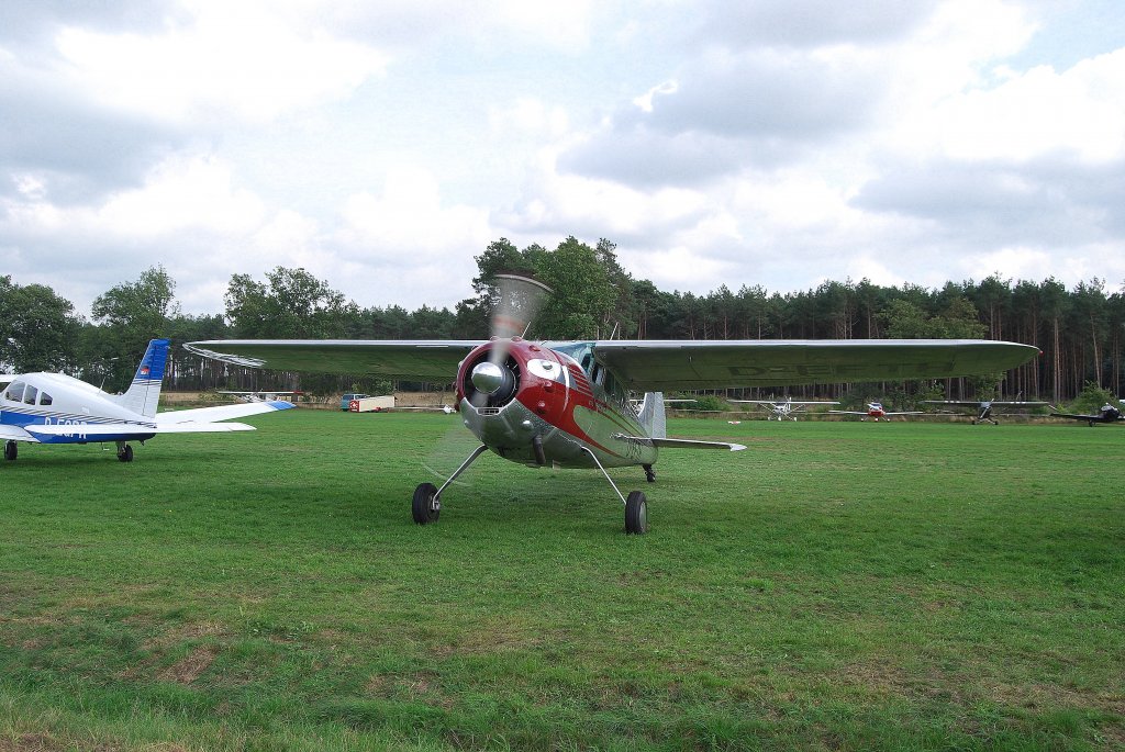 Diese schne Cessna 195B D-EFTH war Gast auf dem Flugtag 2010 in Weser-Wmme am 11.09.10