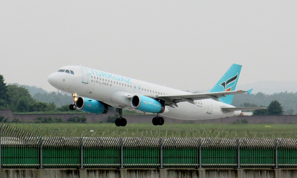 Dieser Airbus A320-232 der Turkuaz Airlines hebt am Mittwoch, den 2. Juni 2010 auf dem Airport Stuttgart ab.