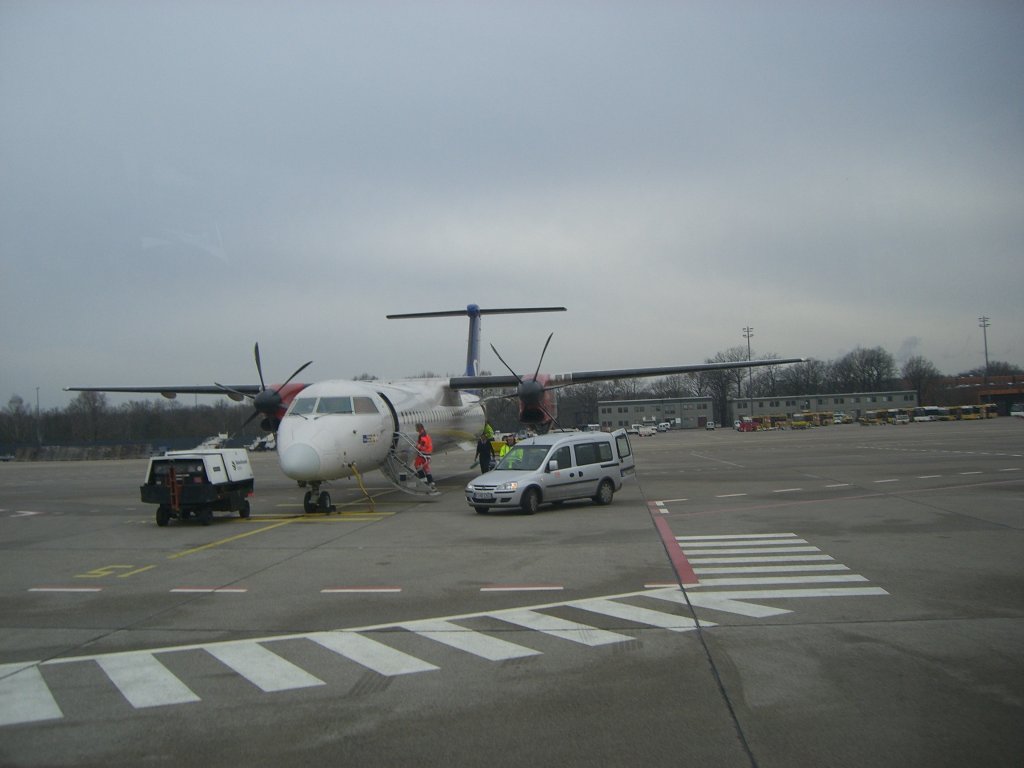 Dieses Flugzeud der  SAS  ist gerade, aus Kopenhagen kommend, in Berlin Tegel gelandet , 03.03.2007