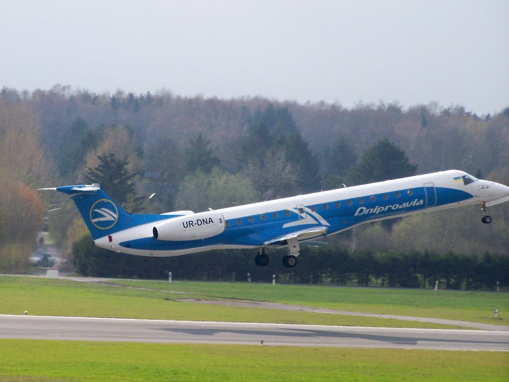 Dniproavia, Embraer EMB-145 EU, UR-DNA beim Start am Hamburger Flughafen. Aufgenommen am 11.04.10