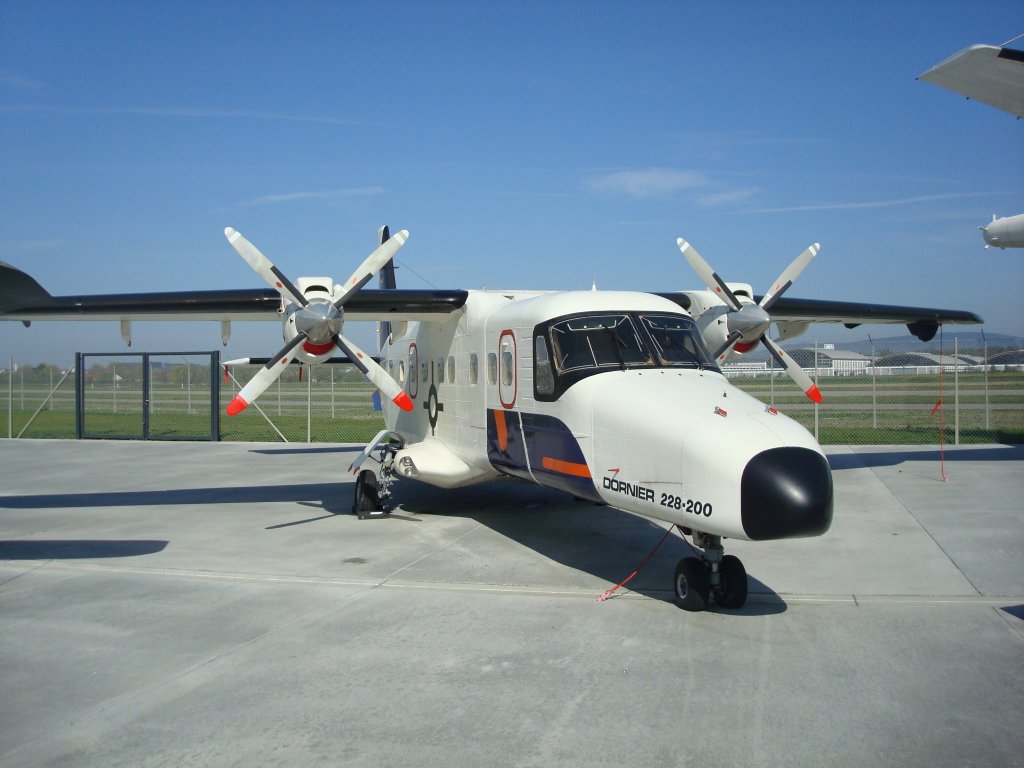 Do 228-200  Reiseflugzeug mit 2 PT Triebwerken,
und Tragflgel  Neue Technologie , Erstflug 1981,
19 Passagiere, 430 Km/h,
Dornier Museum Friedrichshafen,
April 2010 