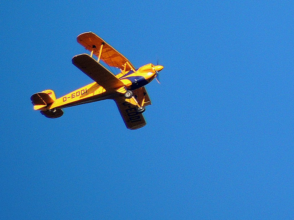 Doppeldecker, CASA 1.131E Jungmann, D-EDDI; drhnt im Luftraum ber der Bezirkstadt Ried i.I.; 121003