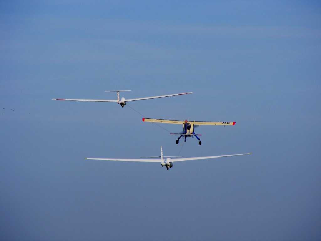 Doppelschlepp am Flugplatz Gera (EDAJ).PZL 104 Wilga 35 D-EWRE schleppt den Astir CS D-7376 und den SZD 50 Puchacz D-3829 am 29.10.2011