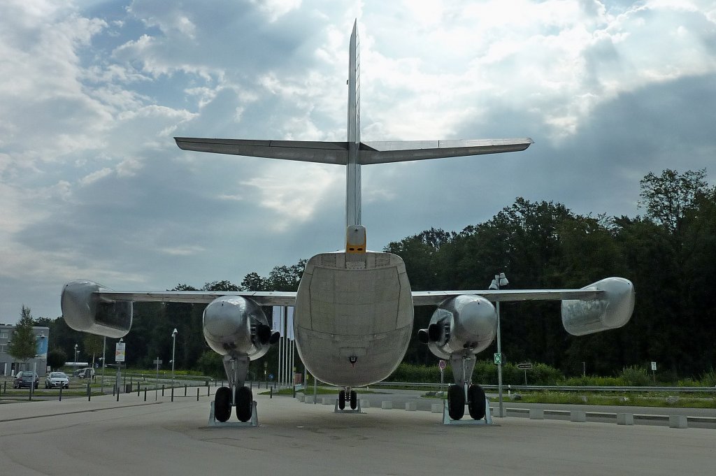 Dornier Do 31, Heckansicht des senkrecht startenden Transportflugzeuges, an den Flgelenden die Hubtriebwerke, in Rumpfnhe die beiden Marschtriebwerke,  Mai 2012