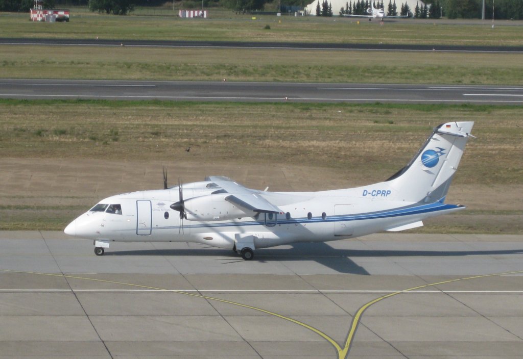 Dornier DO-328 der Cirrus Airlines beim Rollen nach der Landung in Berlin-Tegel