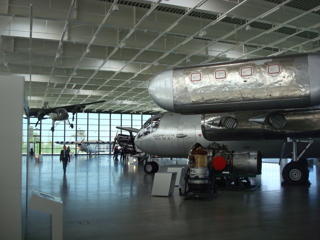 Dornier Museum Friedrichshafen,
Blick in die Ausstellungshalle,
Senkrechtstarter Do 31 im Vordergrund mit den Hub-und Marschtriebwerken,
April 2010