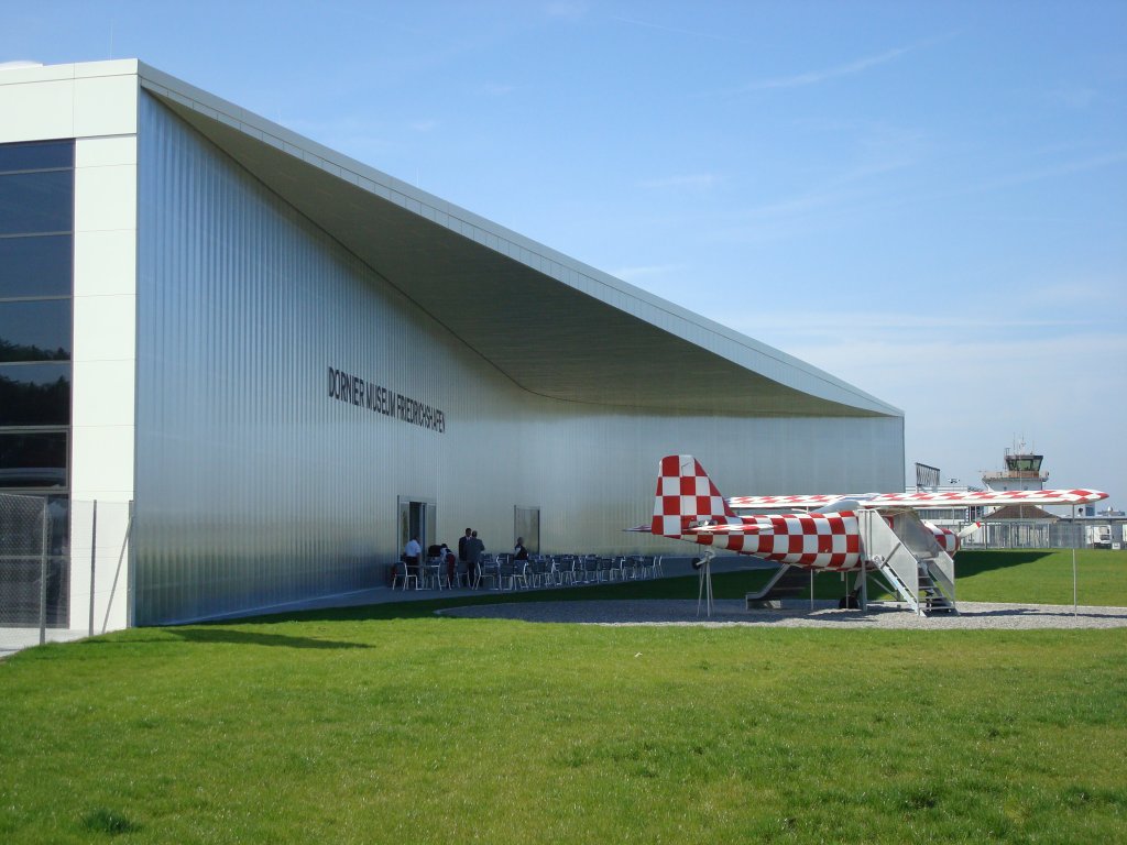 Dornier Museum Friedrichshafen,
die Hinterfront der Ausstellungshalle,
April 2010
