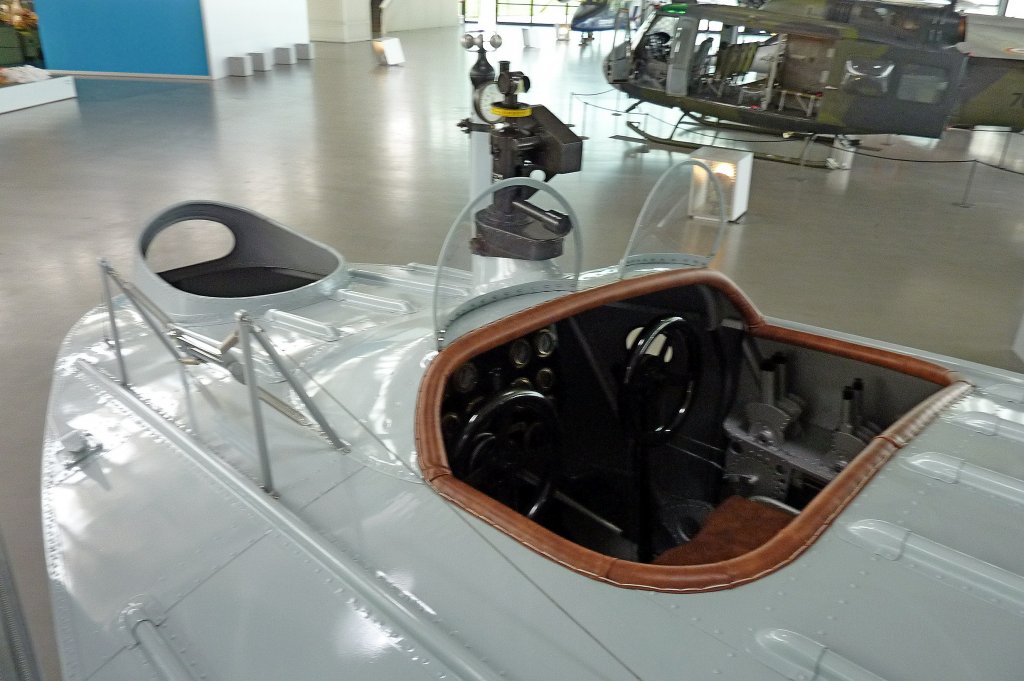Dornier Wal, das offene Cockpit des Flugbootes, Dornier Museum Friedrichshafen, Aug.2012