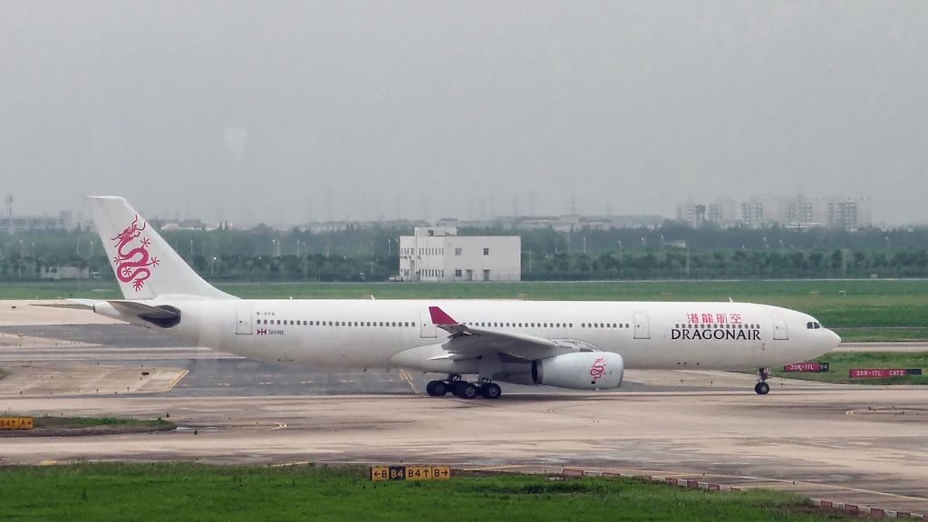 Dragon Air Airbus A321-231 B-HTG in Pudong (15.7.10)