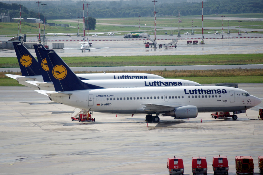 Drei Boeing 737 von Lufthansa nebeneinander. Ganz vorne steht die
737-300 D-ABED  Hagen . Aufgenommen am 11.August 2010 am Hamburger Flughafen.