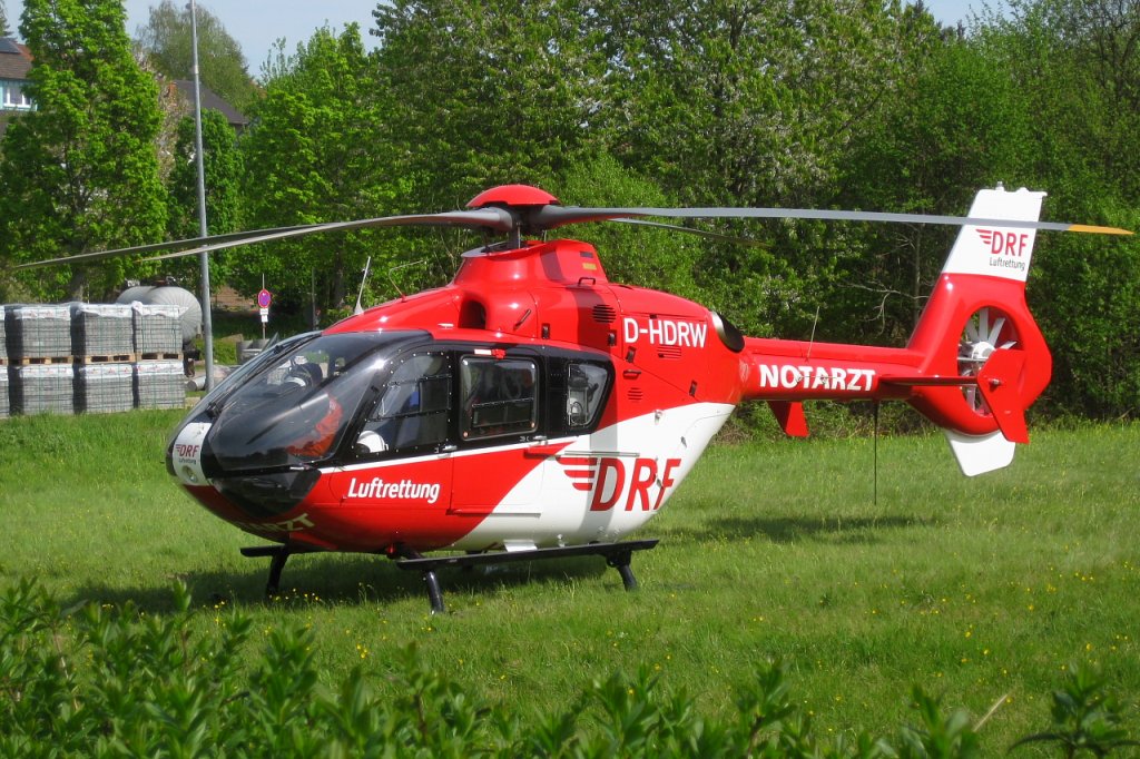 DRF-Eurocopter EC-135 bei einem Einsatz (Verkehrsunfall) in einem Stadtteil von Karlsruhe am 29.04.10

