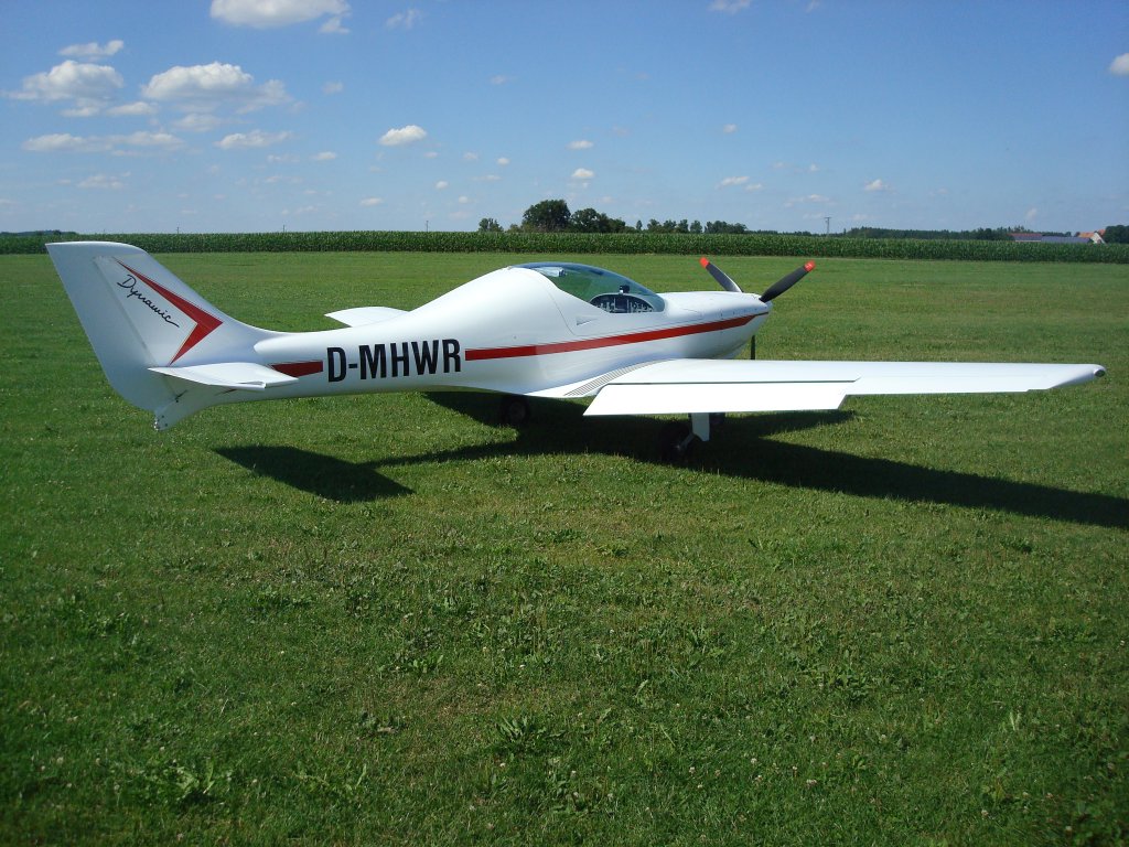 Dynamic WT 9, zweisitziges Schlepp-und Reiseflugzeug mit 100PS, 280Km/h, wird in der Slowakai gebaut, Flugplatz Tannheim, Aug.2010