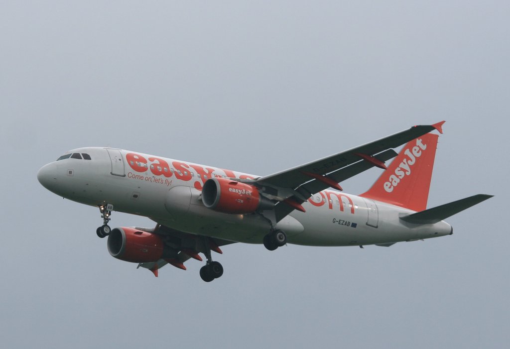 Easyjet A 319-111 G-EZAB im Landeanflug in Berlin-Schnefeld am 07.06.2010