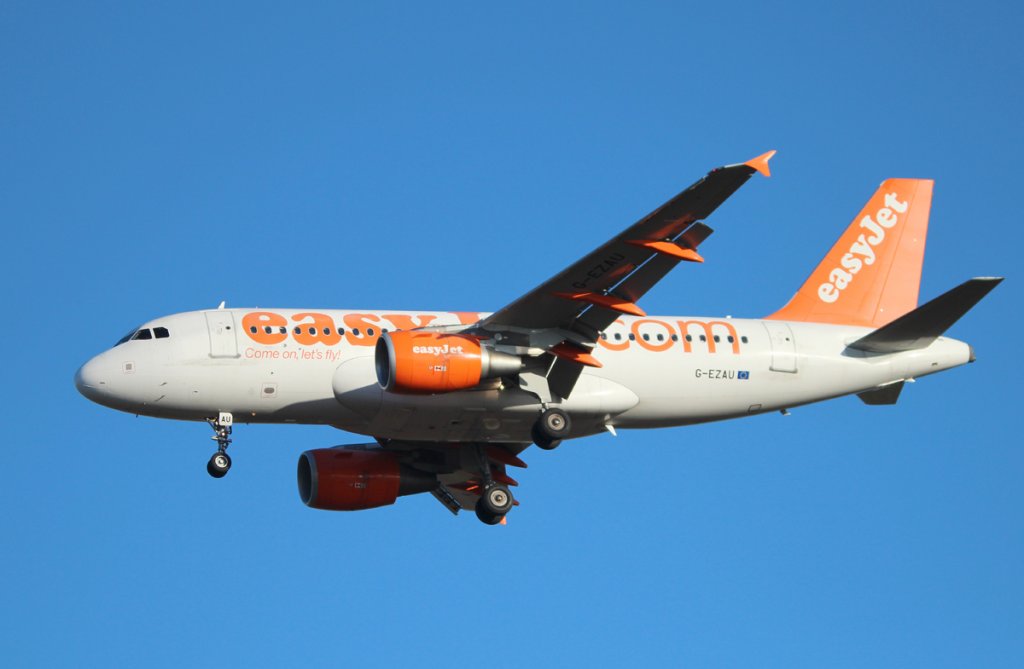 Easyjet A 319-111 G-EZAU bei der Landung in Berlin-Schnefeld am 13.10.2012
