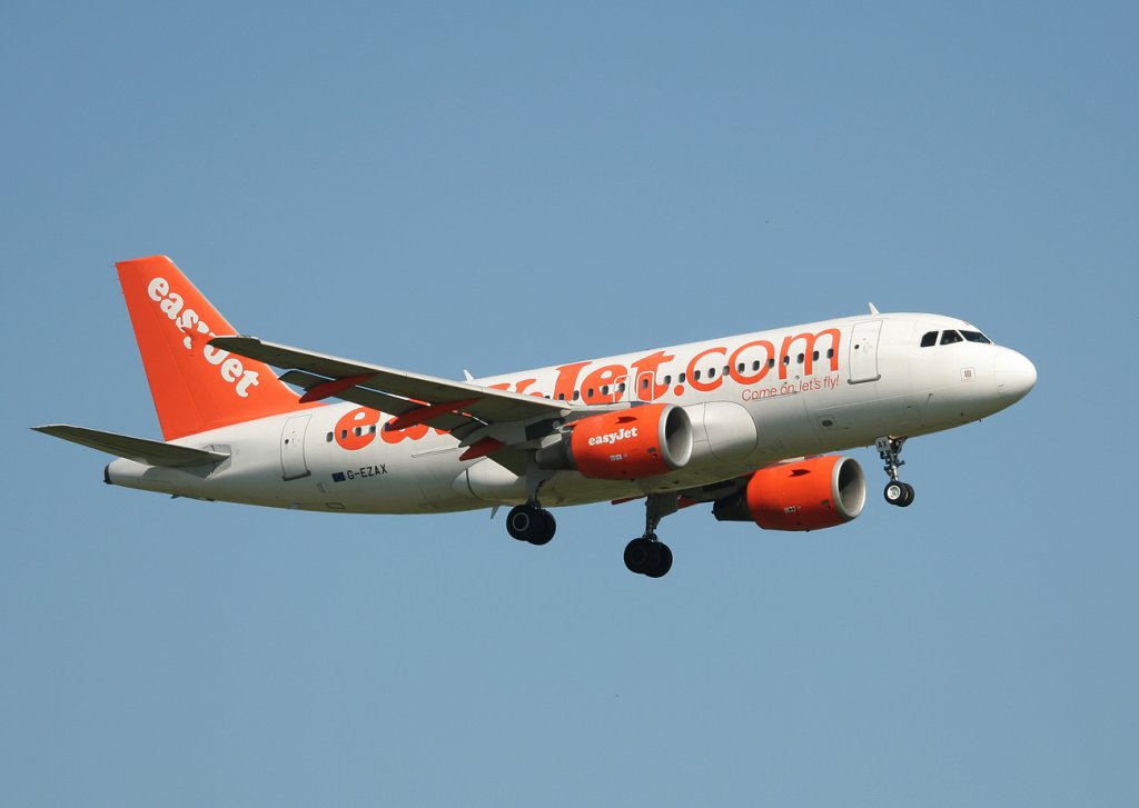 Easyjet A 319-111 G-EZAX bei der Landung in  Berlin-Schnefeld am 04.06.2011