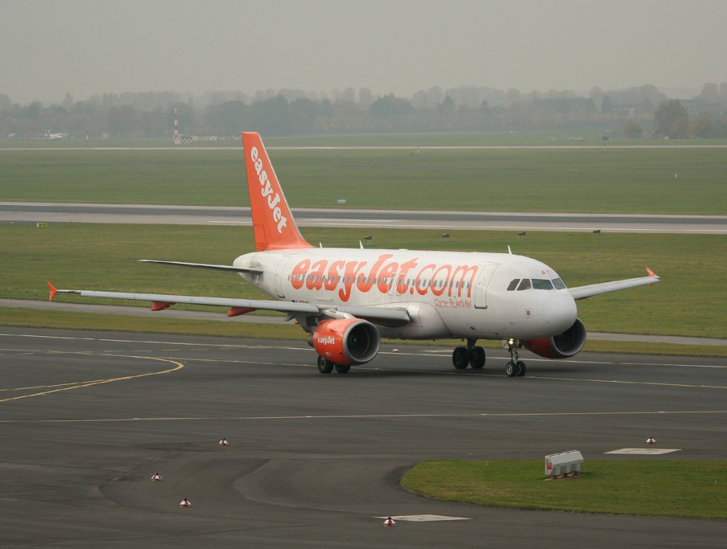 Easyjet A 319-111 G-EZAY aufdem Weg zum Start in Dsseldorf am 31.10.2011