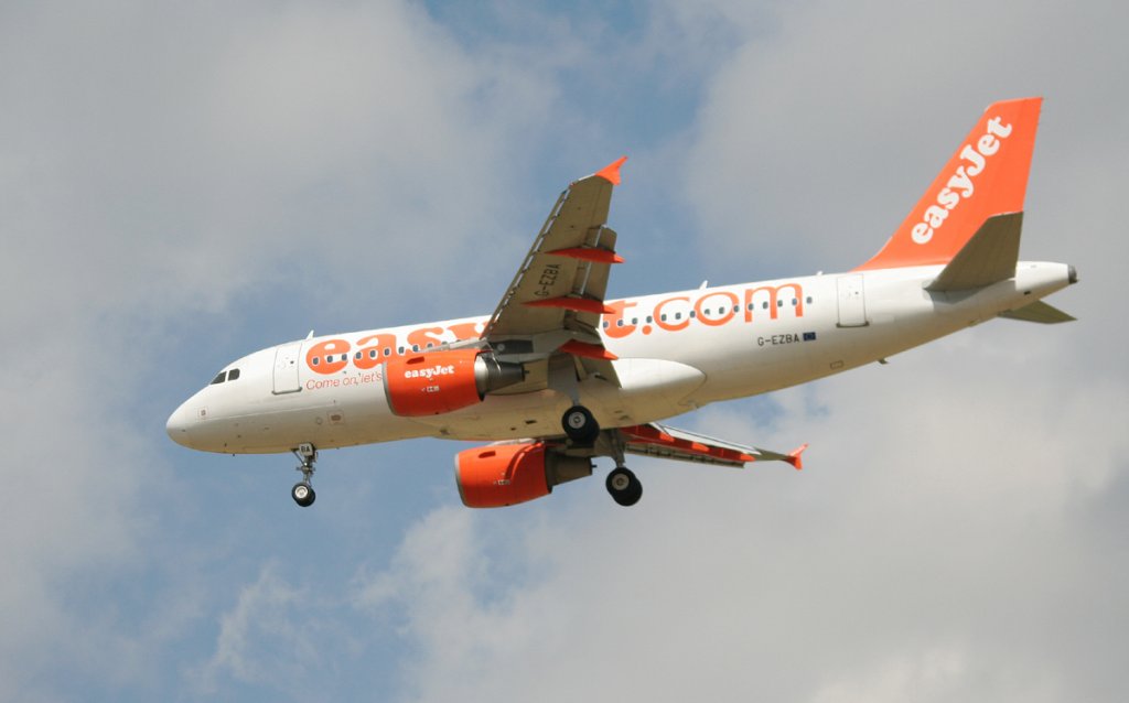 Easyjet A 319-111 G-EZBA bei der Landung in Berlin-Schnefeld am 10.07.2012