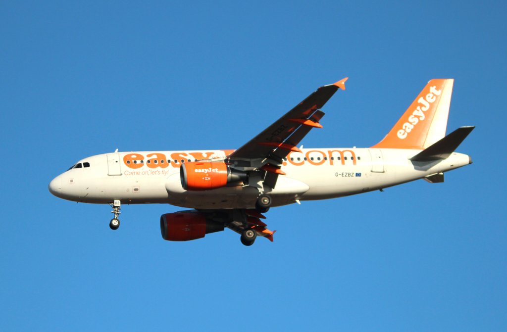 Easyjet A 319-111 G-EZBZ bei der Landung in Berlin-Schnefeld am 13.10.2012
